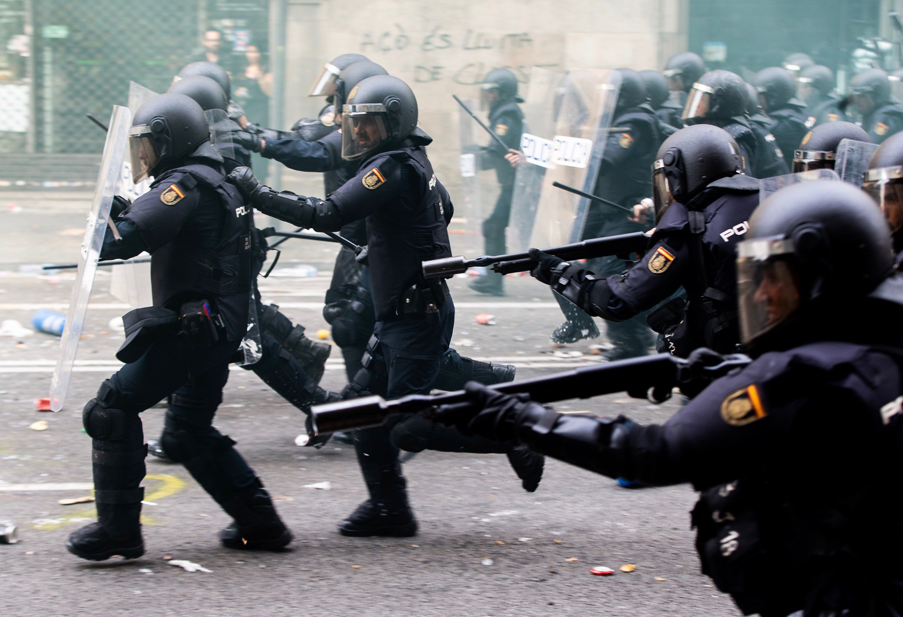 Agents de la policia espanyola atacant els manifestants de la Via Laietana durant la vaga general. Fotografia: EFE
