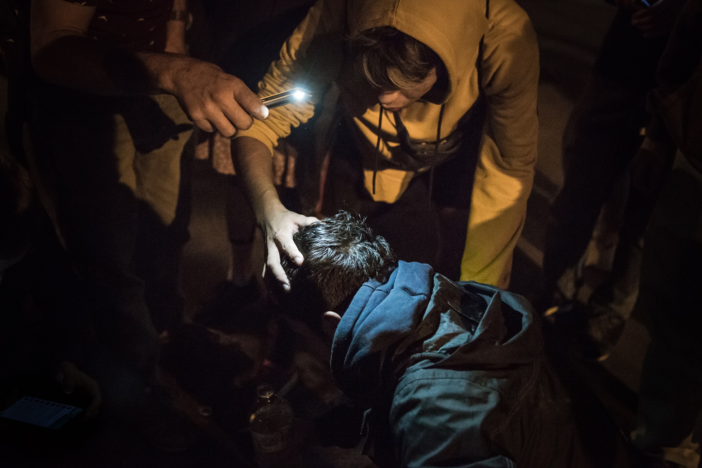 Manifestants inspeccionen el cap de l'Albert després de l'agressió dels Mossos. Foto: Sira Esclasans