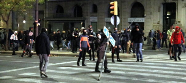 Pla general on es pot veure el moment de la dispersió de manifestants a l'alçada de l'arc de Pont a Lleida, el 16 d'octubre de 2019