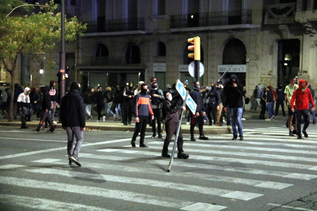Pla general on es pot veure el moment de la dispersió de manifestants a l'alçada de l'arc de Pont a Lleida, el 16 d'octubre de 2019