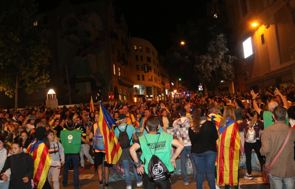 Arribada de la Marxa per la Llibertat a la plaça de Sant Domènec de Manresa