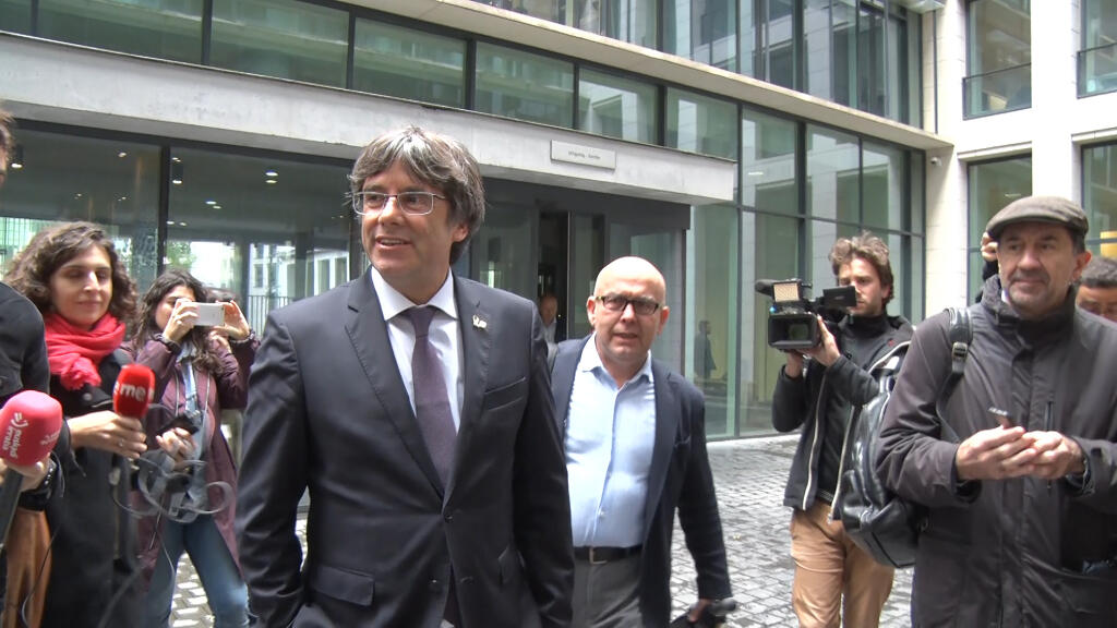 Carles Puigdemont i el seu advocat Gonzalo Boye a la sortida de la fiscalia de Brussel·les, el 18 d'octubre del 2019