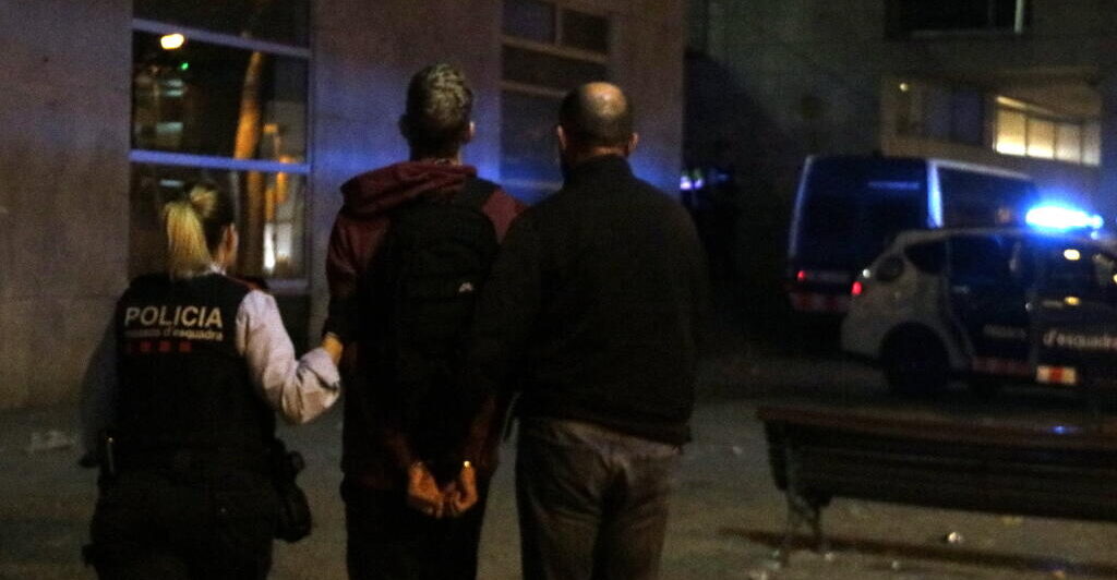 Fotografia d'un dels detinguts a Girona durant la quarta nit de protestes contra la sentència, el 19 d'octubre la matinada (fotografia: ACN).