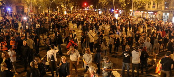 Manifestants concentrats a la Diagonal amb Passeig de Gràcia en una de les protestes contra la sentència de l'1-O, el 20 d'octubre del 2019.