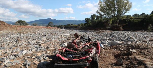 Pla general d'un vehicle arrossegat per l'aiguat en una de les lleres del riu Francolí