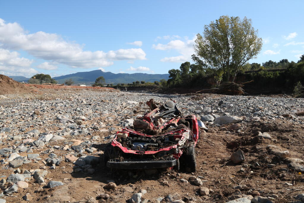 Pla general d'un vehicle arrossegat per l'aiguat en una de les lleres del riu Francolí