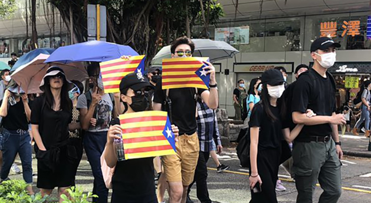 Manifestants d'Hong Kong portant estelades a les protestes.
