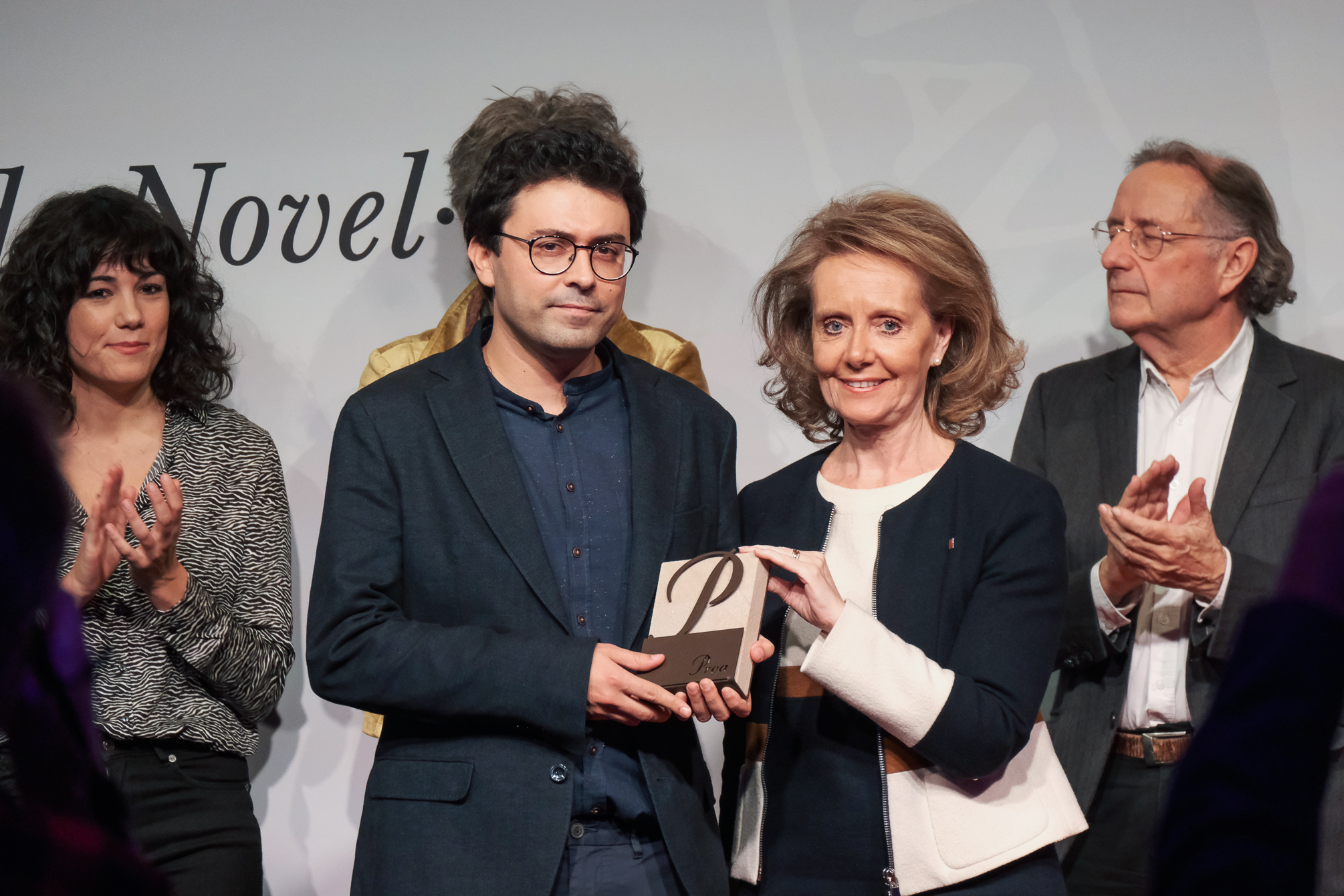 Jordi Nopca, Premi Proa de Novel·la per 'La teva ombra' , i Mariàngela Vilallonga, consellera de Cultura (Fotografia: Adiva Koenigsberg)