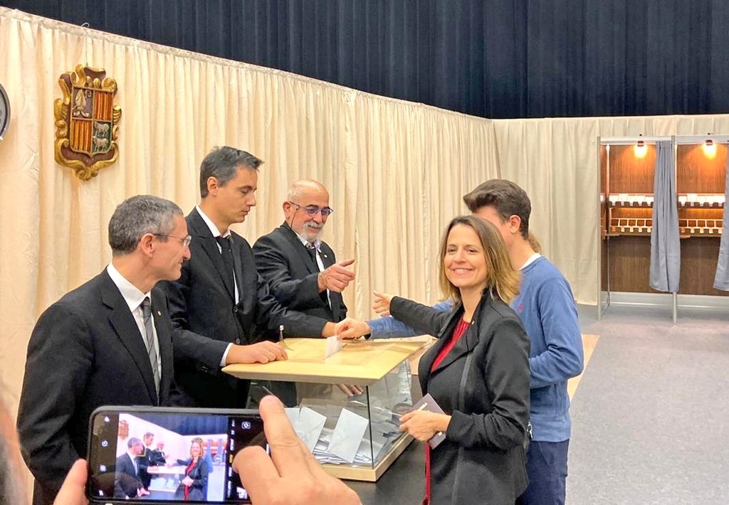 Rosa Gili votant a Escaldes en les eleccions comunals del 15 de desembre