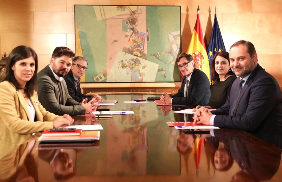 Fotografia de la primera reunió que van mantenir els equips negociadors d'ERC i del PSOE.