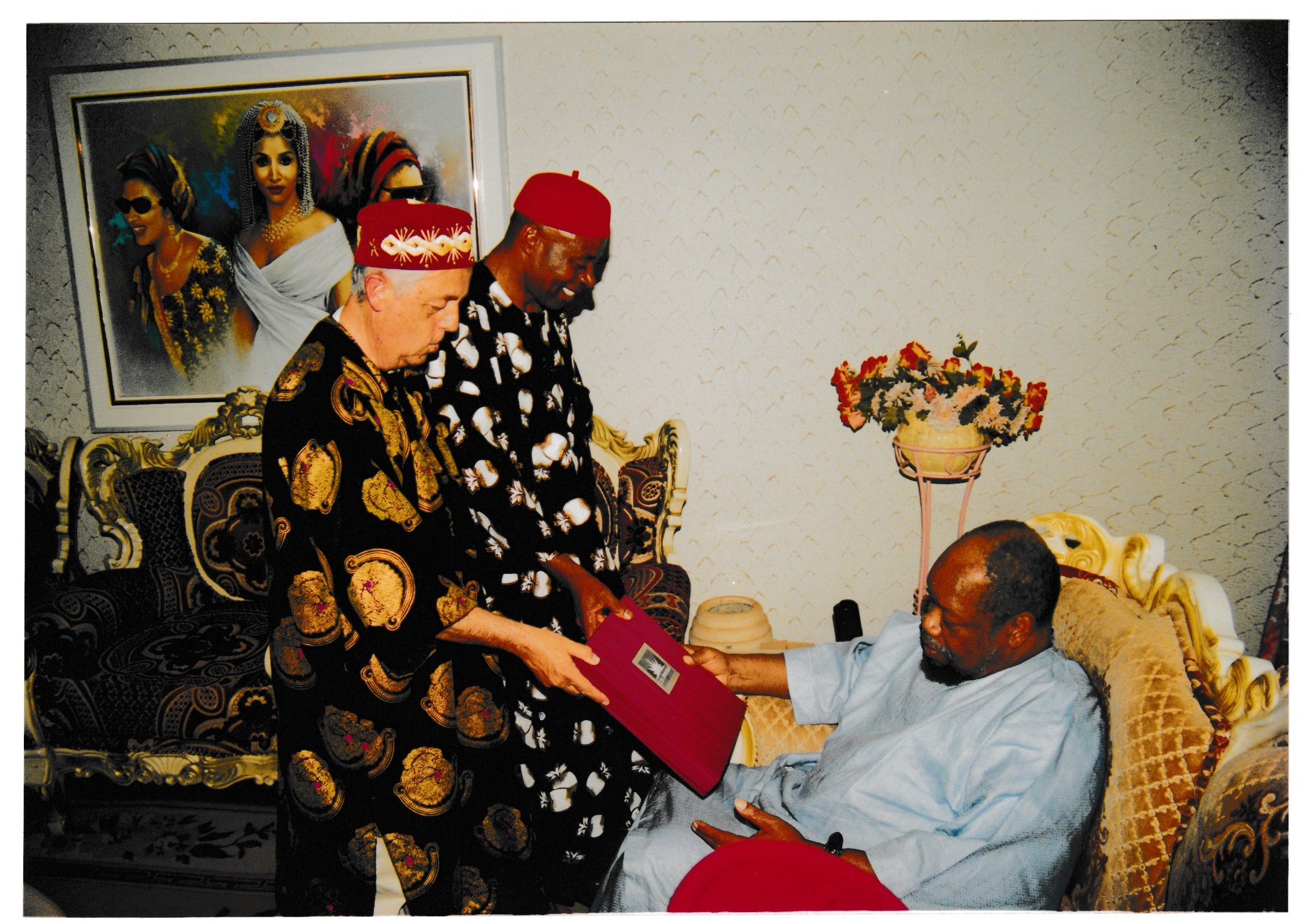 Representants del Biafra C.F. lliuren regals al president Ojukwu, a Enugu.