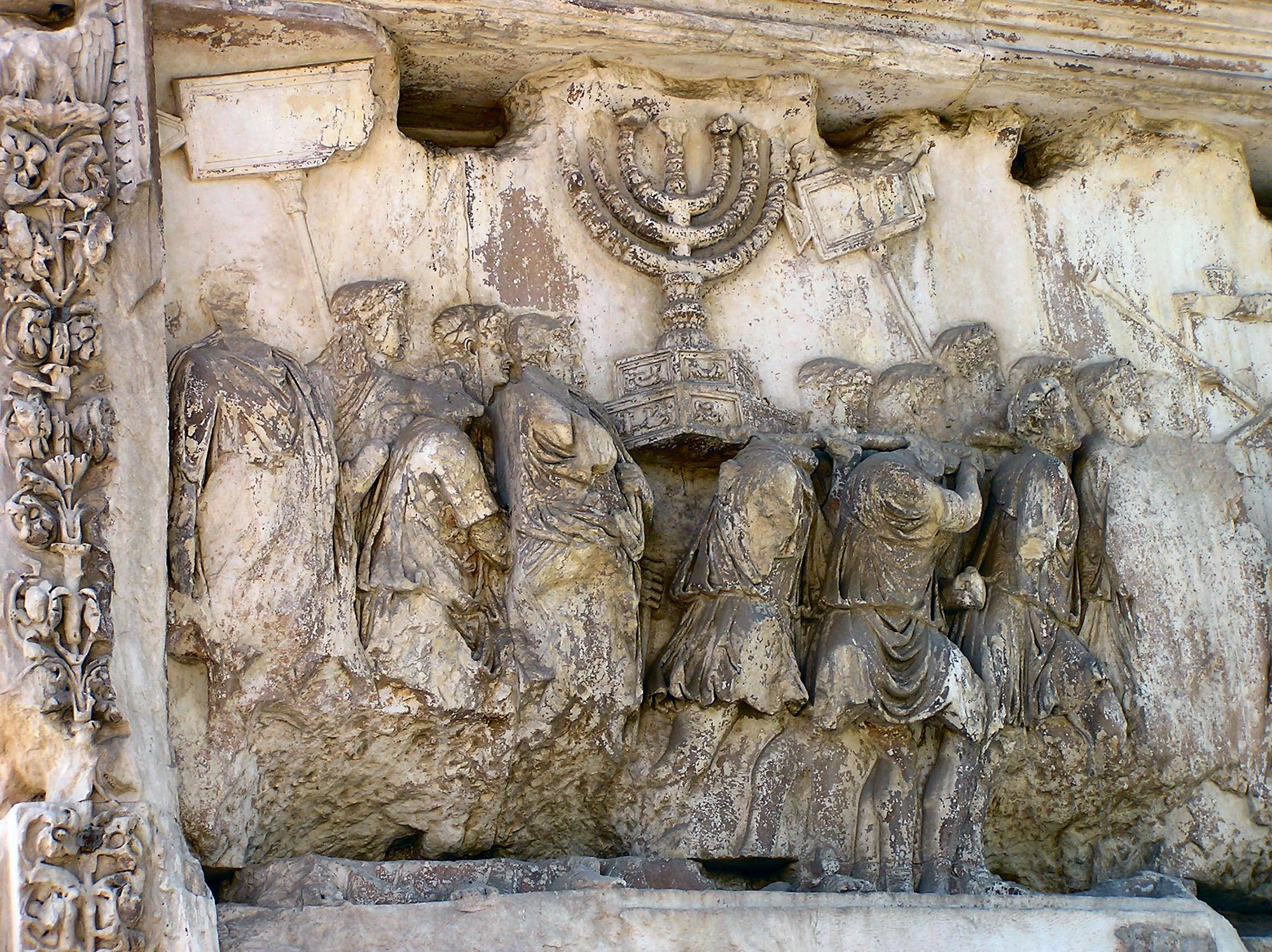 Detall de l'Arc de Tit (Roma) que mostra els tresors robats del Temple de Jerusalem durant la primera guerra judeo-romana, el 70 després de Crist.