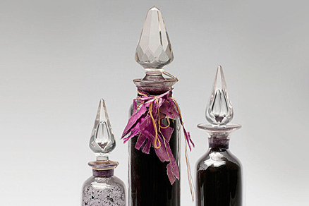 El químic britànic William Perkin va crear el primer tint sintètic, el malva, quan estava intentant sintetitzar quinina. A partir del descobriment de Perkin, els químics van sintetitzar molts tints més, més barats que els naturals i que obrien un ventall de possibilitats de nous colors. En la imatge, tres botelles de vidre de 1858 i 1860 que contenen acetat de malva. / A. F. Perkin / Science Museum Group Collection