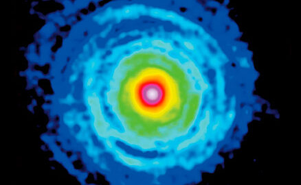 Composició a partir de les dades del radiotelescopi IRAM 30m que mostren la matèria al voltant de l’estel CW Leonis (IRC+10216).