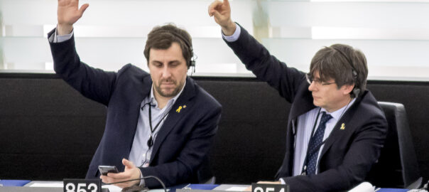 Toni Comín i Carles Puigdemont al Parlament Europeu (fotografia: Albert Salamé).