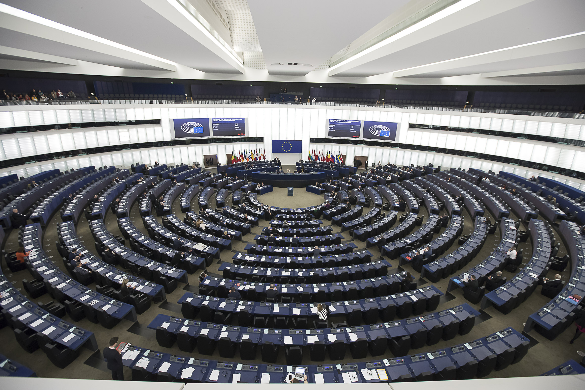 El Parlament Europeu va aprovar la prohibició de venda de cotxes de combustió, decisió blocada fins ara per la Comissió Europea.