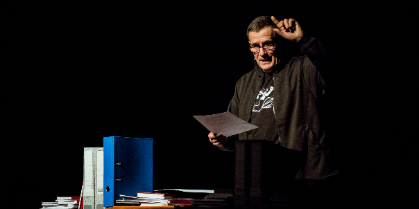 L'escriptor Eduard Márquez dalt de l'escenari del teatre Romea.