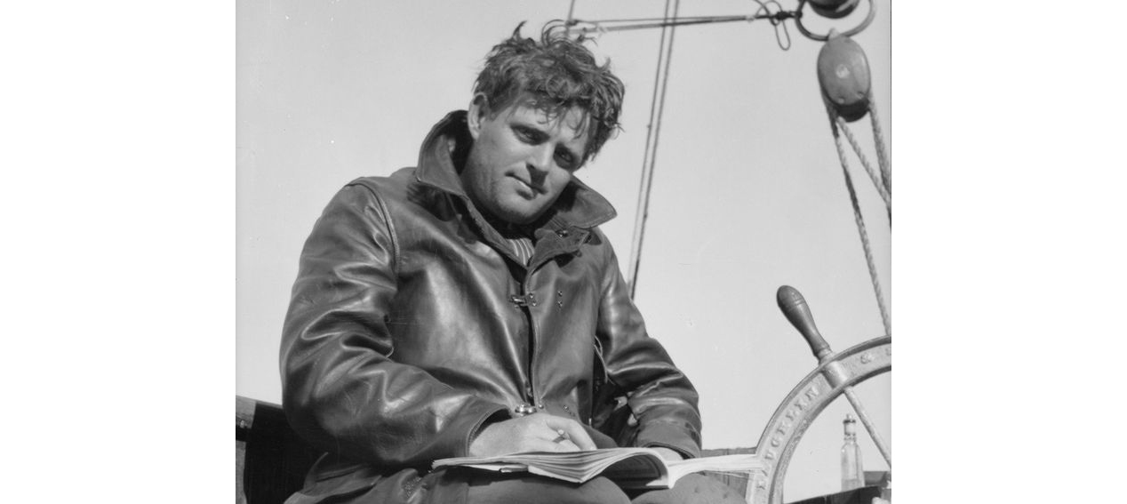 Jack London llegint al timó d’un vaixell.