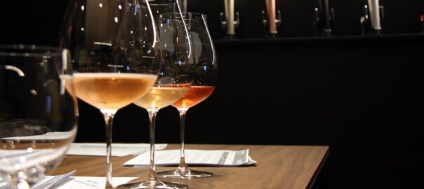 Tres copes d'escumós rosat.