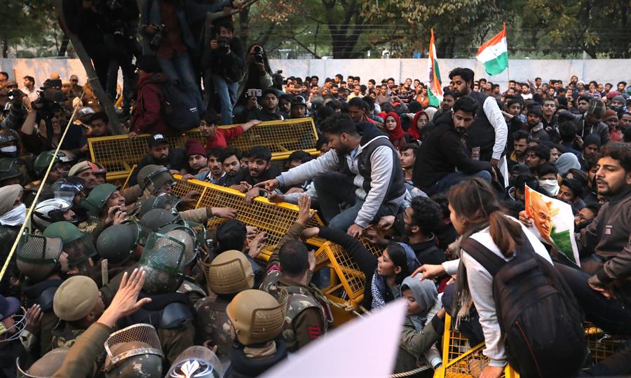 Protestes a Nova Delhi contra la nova llei de ciutadania índia. Fotografia: EFE/EPA/Rajat Gupta