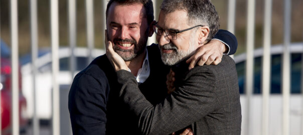 Cuixart se saluda amb un treballador de la seva fàbrica, on va a treballar setmanalment. Fotografia: Albert Salamé