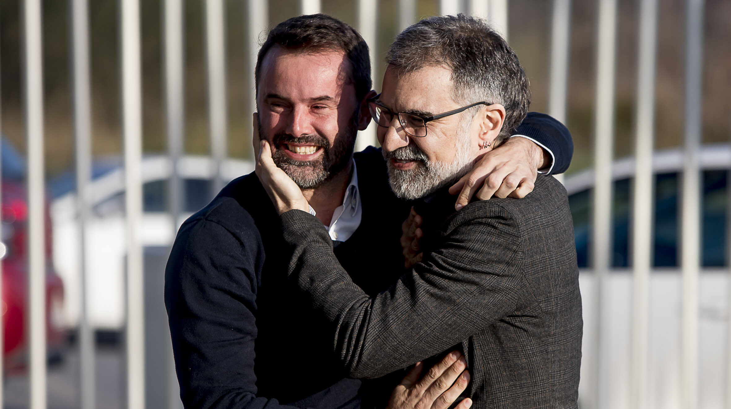 Cuixart se saluda amb un treballador de la seva fàbrica, on va a treballar setmanalment. Fotografia: Albert Salamé