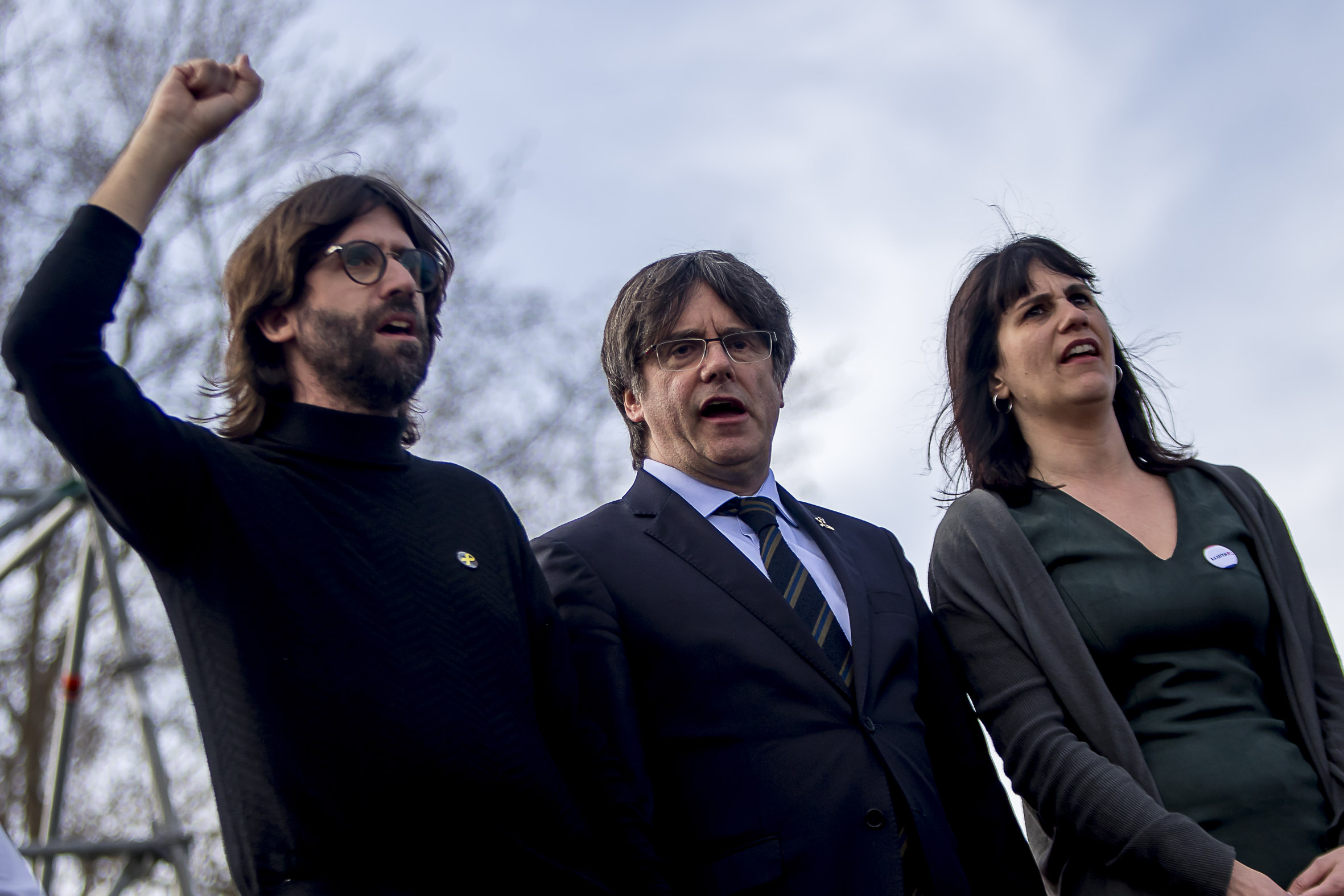 Guillem Fuster, portaveu nacional de Poble Lliure, al costat del president Carles Puigdemont i la diputada de JxCat Aurora Madaula (fotografia: Albert Salamé).