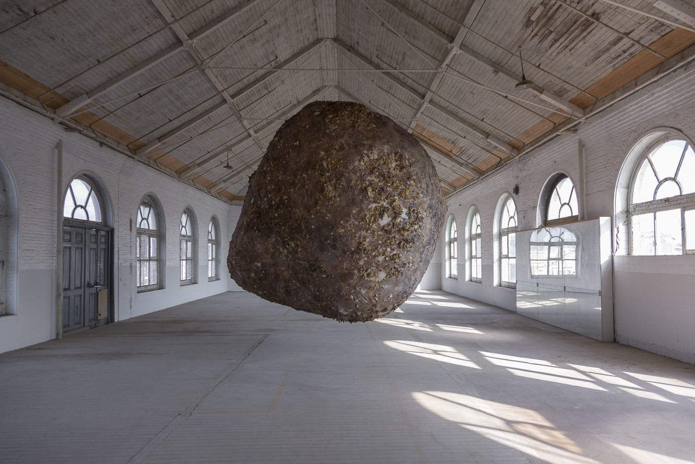 Jordi Mitjà, 'Dispersió de la primera pedra' (2010), Fabra i Coats Centre d'Art Contemporani (fotografia: Eva Carasol).