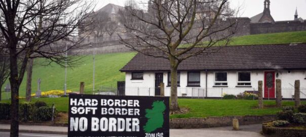 Un cartell de protesta contra la frontera que separa Irlanda en dues parts
