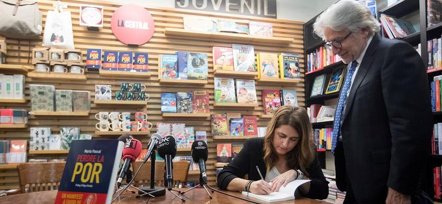 Marta Pascal signant el llibre a Sánchez Llibre (fotografia: EFE).