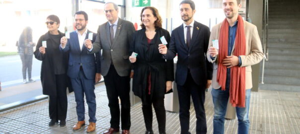 Les autoritats mostrant els títol de transport validats a la nova estació de la Zona Franca de l'L10 l'1 de febrer de 2020. (Horitzontal) - línia 10 - Metro - Colau - Torra - Zona Franca - Estació