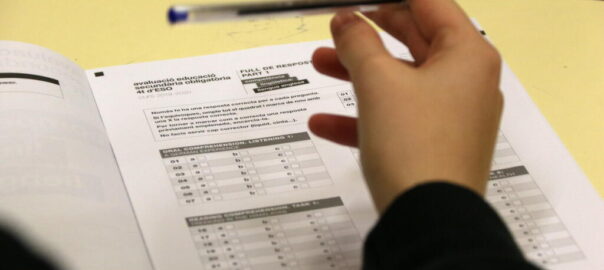 Pla detall d'un full de respostes de l'examen d'anglès de competències bàsiques (fotografia: ACN / Elisenda Rosanas).