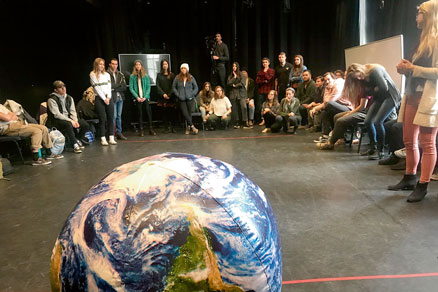 Estudiants de la Universitat de Colorado-Boulder treballant en la comunicació del canvi climàtic dins del curs «Creative Climate Communications» durant la primavera de 2019. / Max Boykoff