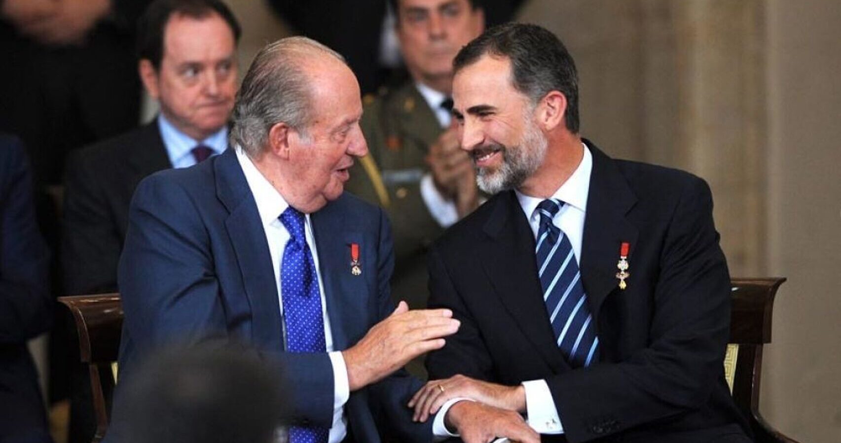 A l'esquerra Joan Carles I, a la dreta Felip VI