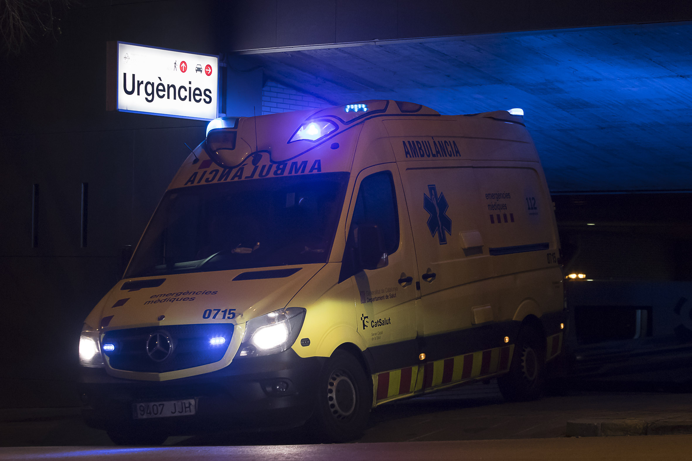 Una ambulància sortint d'un servei d'urgències (fotografia: Albert Salamé).