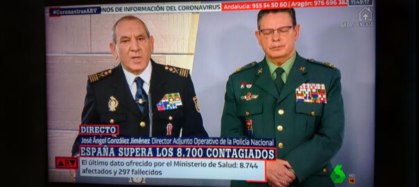 Un canal espanyol emetent en directe una compareixença de crisi amb gran luxe d'iconografia. @ Xavier Altadill