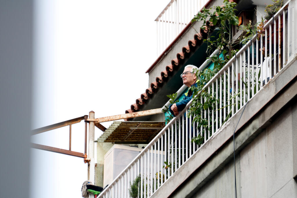 Un veí al balcó mirant lluny durant el confinament
