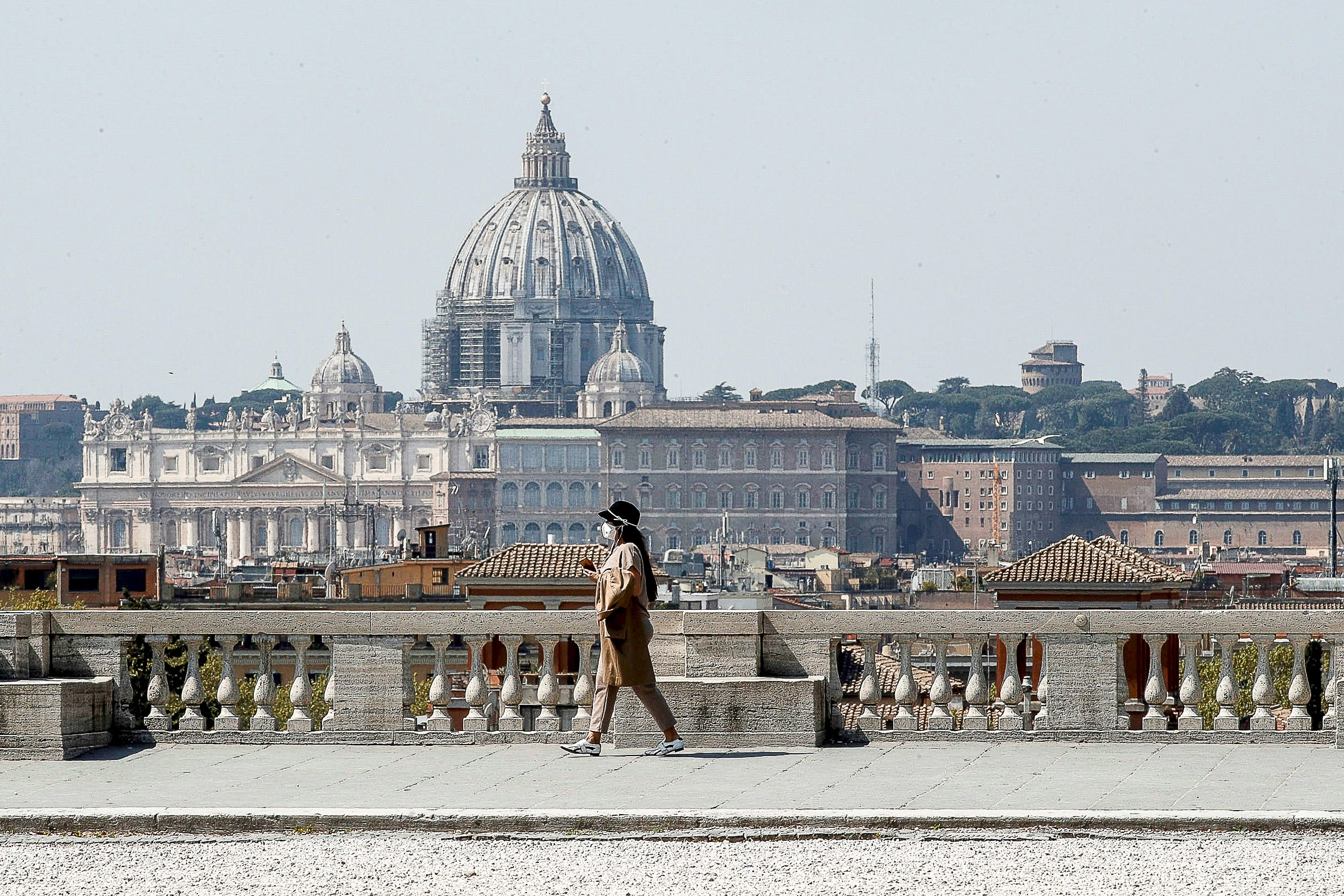 Una dona pels jardins de Villa Borghese, a Roma, amb la cúpula del Vaticà al fons (fotografia: Giuseppe Lami/EFE)