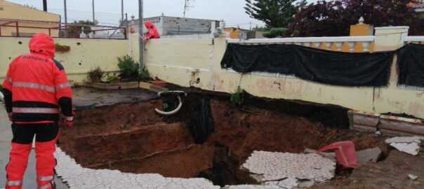 La imatge correspone a un esfondrament al carrer Barcelona de Capellades, a tocar de la C244