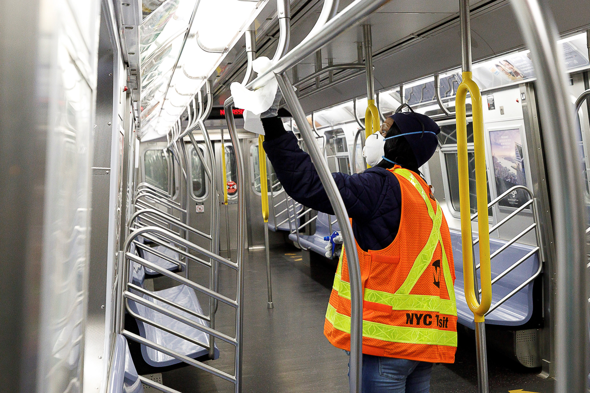 Un operari desinfecta el metro de Nova York, als Estats Units