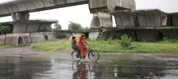Abocador industrial a la ciutat índia de Calcuta, l'any 2020 (fotografia: Piyal Adhikary/Efe).