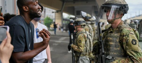 Un manifestant parla amb un soldat de la Guàrdia Nacional a Minnesota durant les protestes per l'assassinat de George Floyd