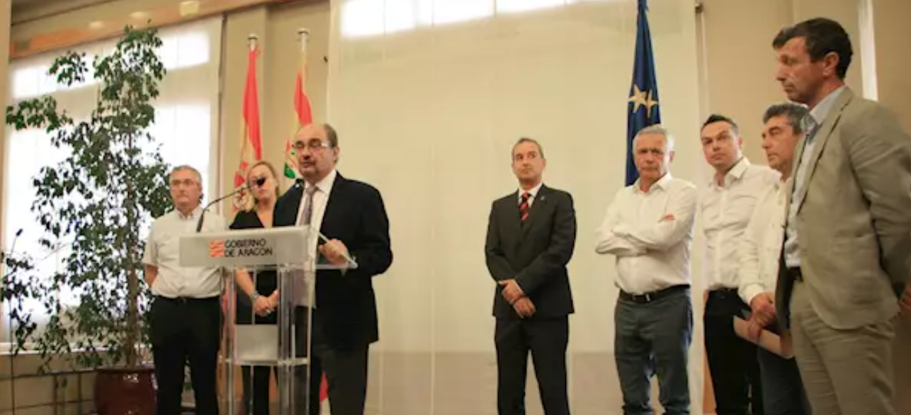Conferència de premsa del president de l'Aragó, Javier Lambán, durant l'anunci a l'agost de la posada en marxa de l'escorxador, amb Piero Pini (el segon home a la seva esquerra).