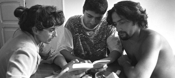 Pilar Almeria, Joan Peris i Ximo Solano, l'any 1995, escollint la primera obra de la Companyia Teatre Micalet.