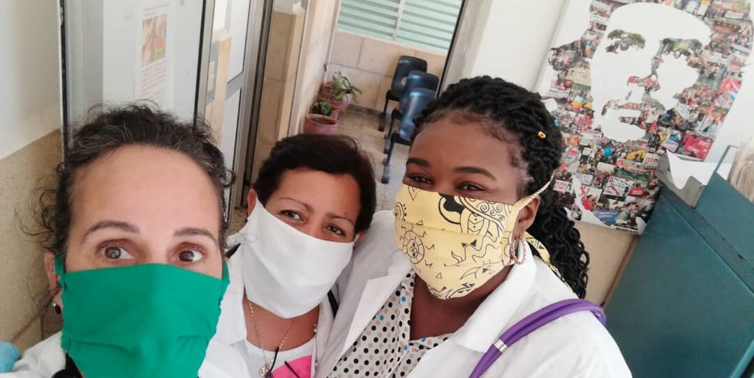 La doctora cubana Tania González Vázquez (centre) durant la pandèmia de la covid-19