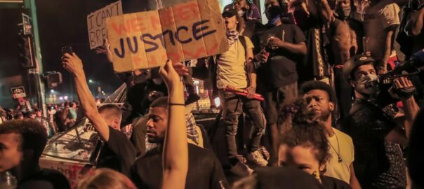 Protestes a Minneapolis (Minnesota) per la mort de l'home negre George Floyd a mans de la policia.