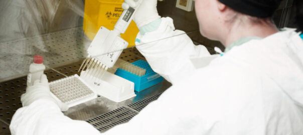 Imatge d'una investigadora treballant al laboratori del CReSA.