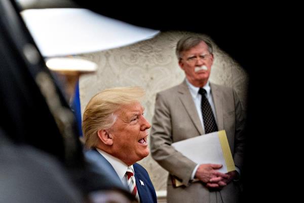 Donald Trump i John Bolton (dreta) en una imatge d'arxiu (Foto: EFE)