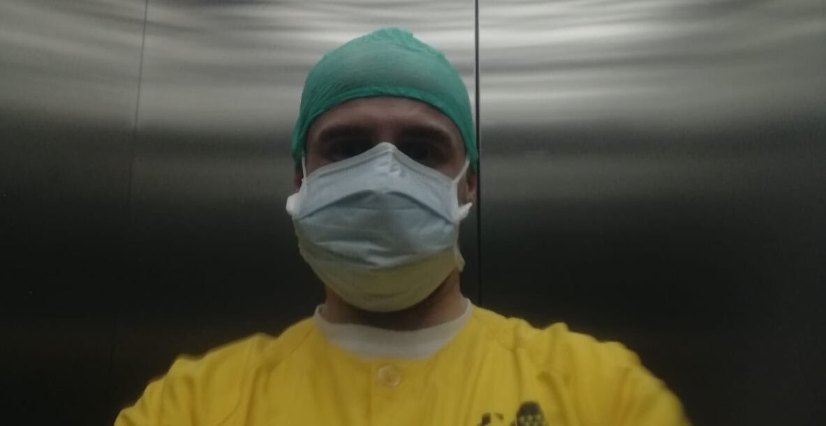 Sergio R, treballa de zelador en un hospital ajudant a pacients de covid-19