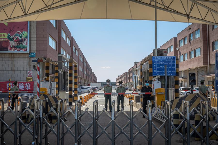 La policia manté tancat el pas al mercat de Xinfadi, focus del nou brot de covid-19. Foto: Roman Pilipey
